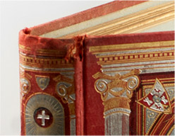 Constat de l’état de la reliure d’un cartonnage éditeur : accrocs en pied et tête sur un ouvrage de Christophe Colomb de 1884.