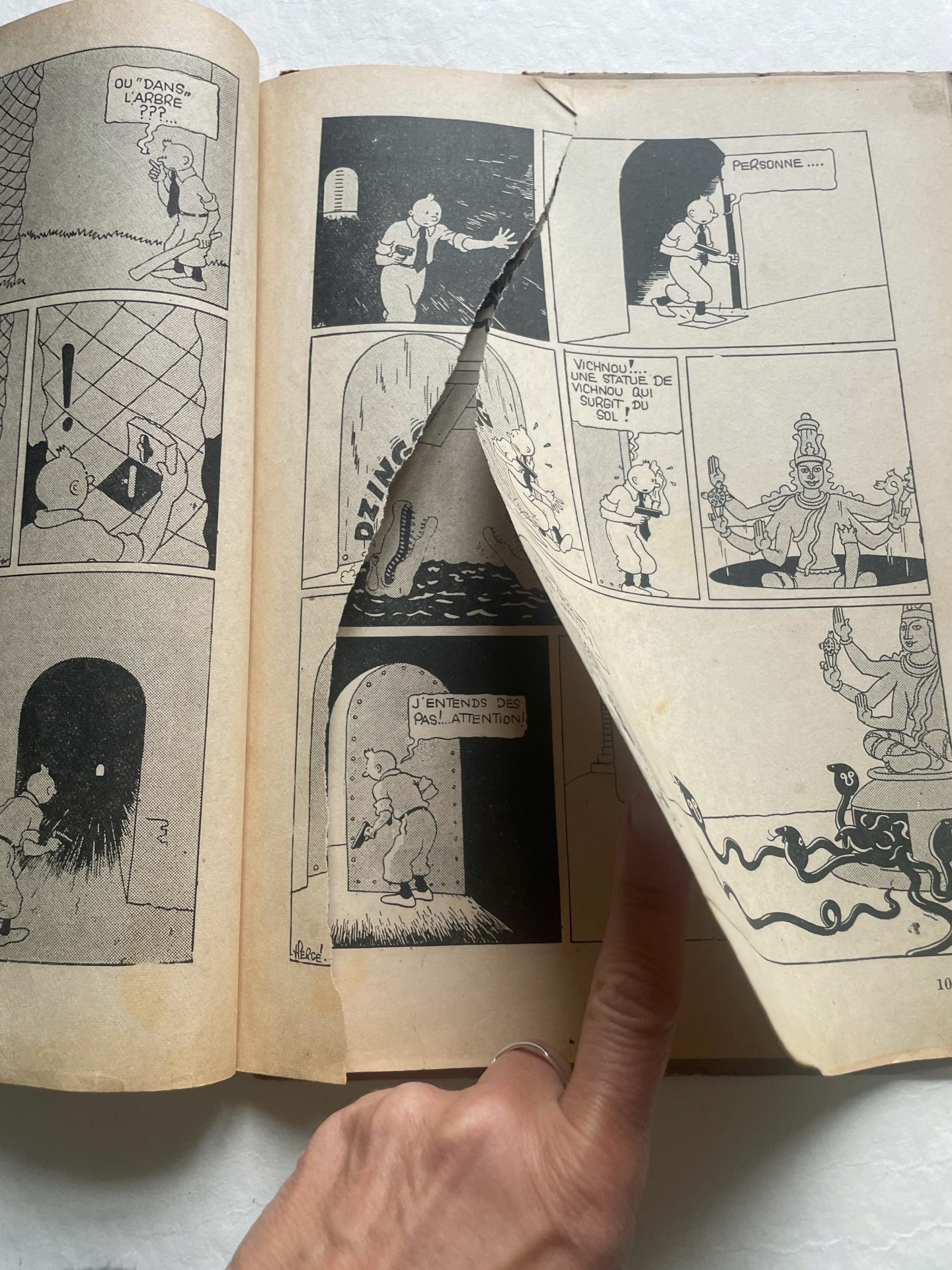 Page presque entièrement déchirée d’un album Tintin en noir et blanc, avant restauration du papier.