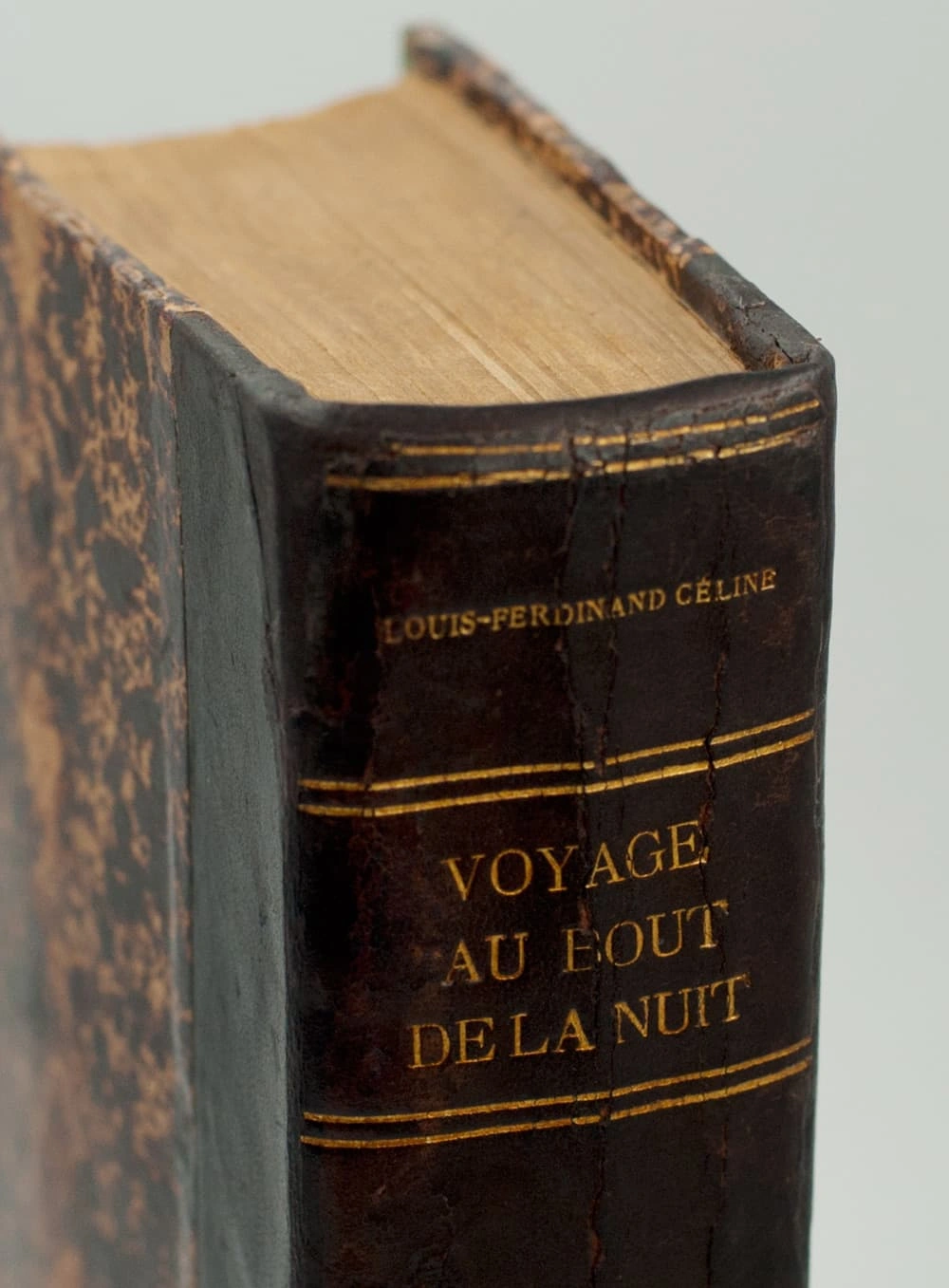 Restauration du roman « Voyage au bout de la nuit » de Céline, avec intervention sur la reliure et gros plan sur la coiffe en cuir restaurée.
