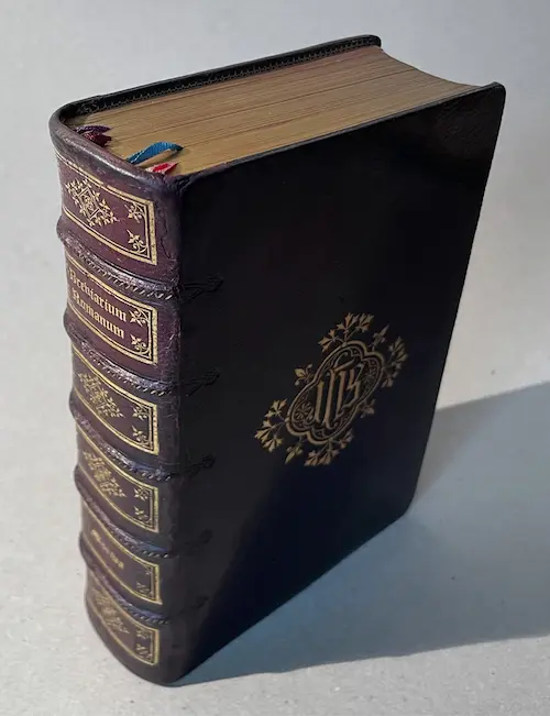 Missel religieux du XIXe siècle après restauration, avec reprise de la coiffe en cuir et consolidation de la reliure ancienne.