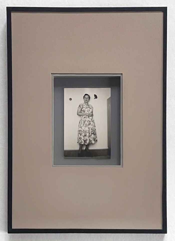 Photographie ancienne en noir et blanc encadrée dans une création aux nuances beige et gris