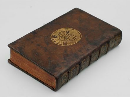 Livre ancien avec armoirie du 18ᵉ siècle restauré. Greffe de cuir