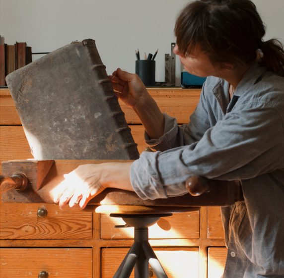 Restauration d'un livre ancien in-folio, analyse de la reliure en cuir